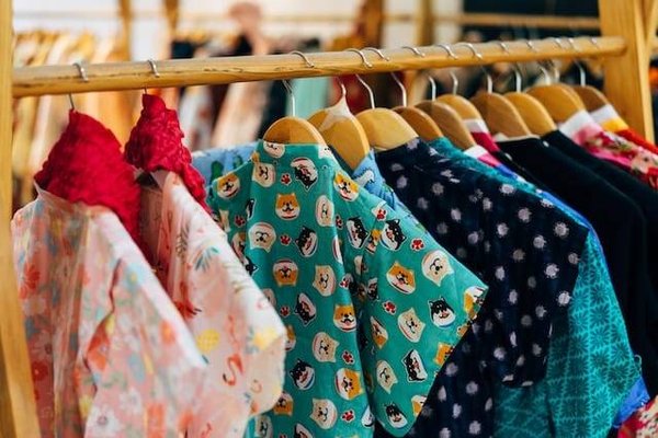 Comment créer une garde-robe minimaliste : Les essentiels pour un style épuré